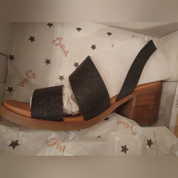 Beautiful Women's Shoe - Picture 2 of 3